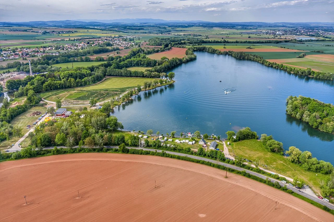 Vznášejte se nad vodou jako superhrdinové: let na flyboardu pro 1 i 2 osoby