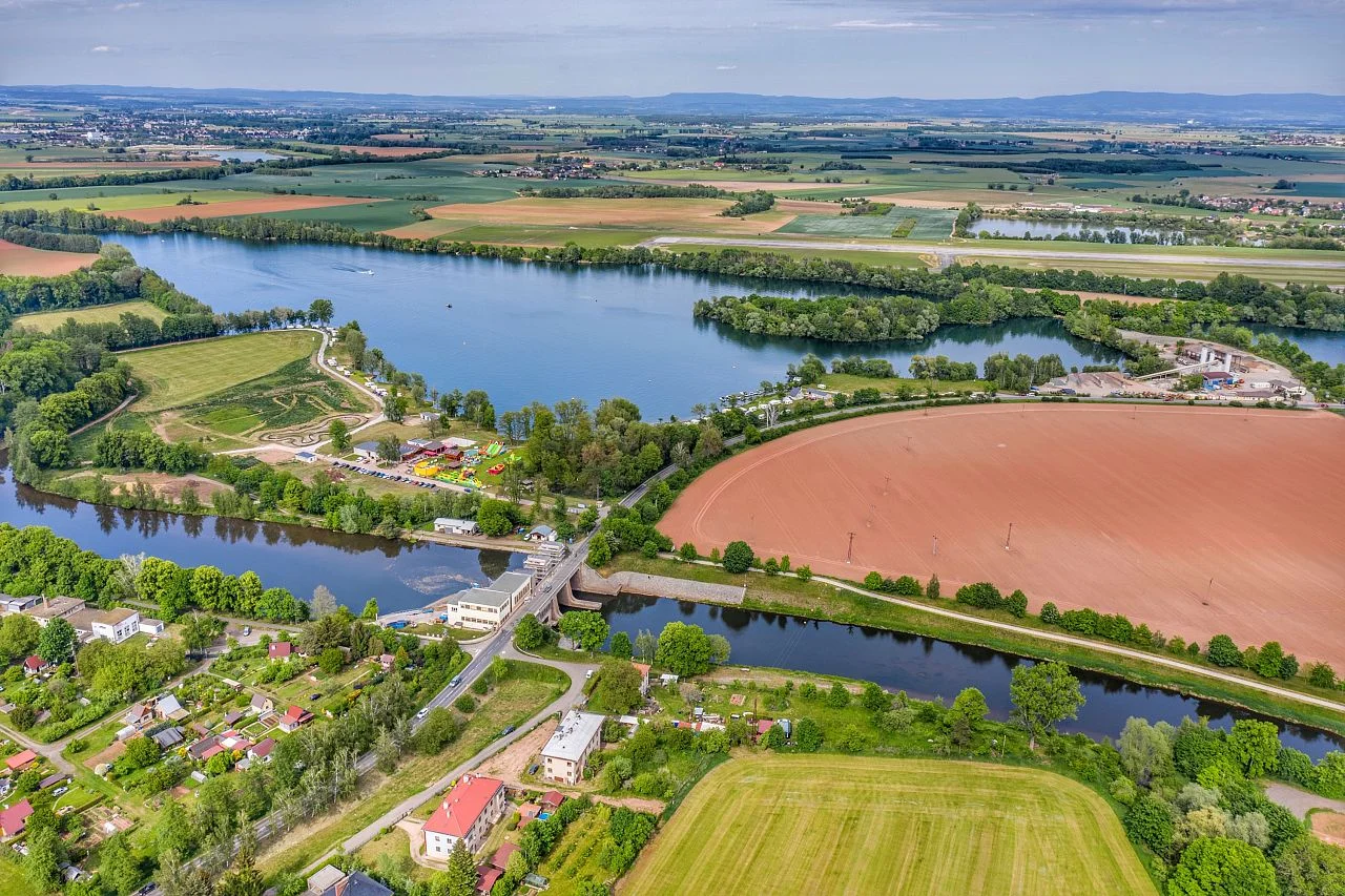 Vznášejte se nad vodou jako superhrdinové: let na flyboardu pro 1 i 2 osoby
