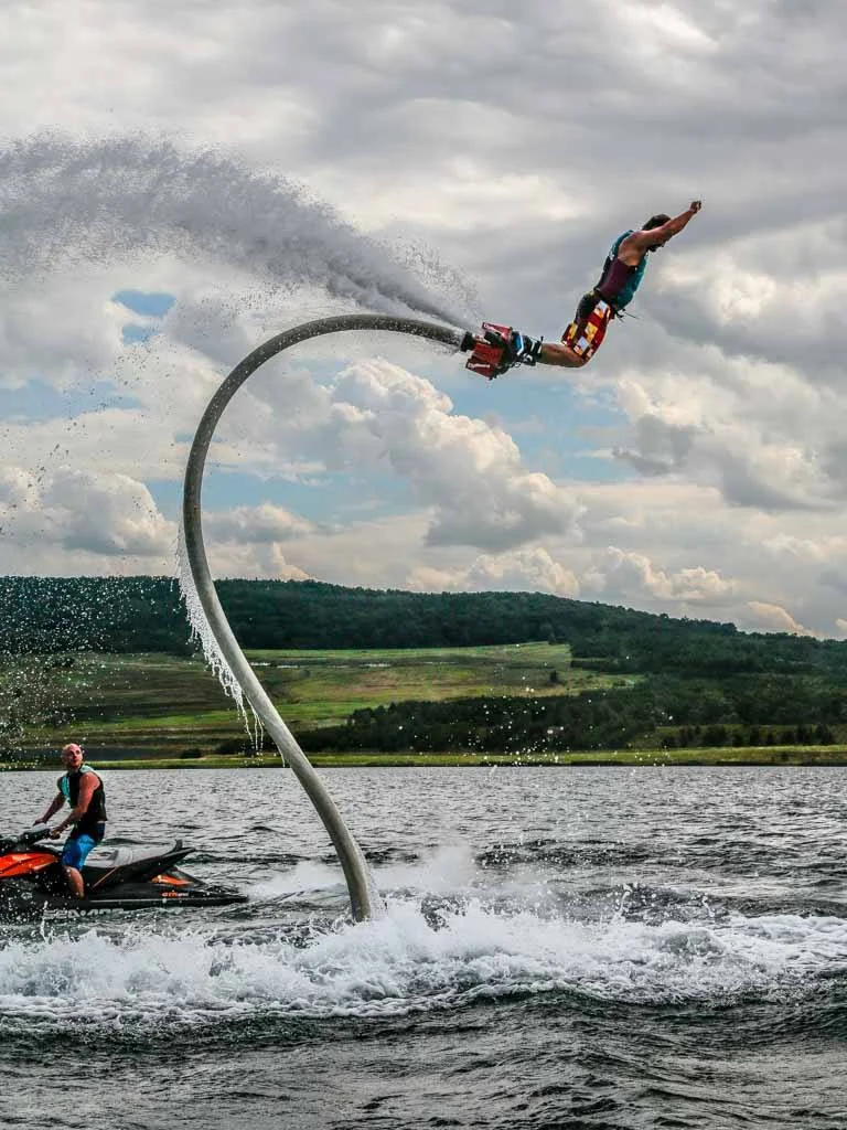 Vznášejte se nad vodou jako superhrdinové: let na flyboardu pro 1 i 2 osoby