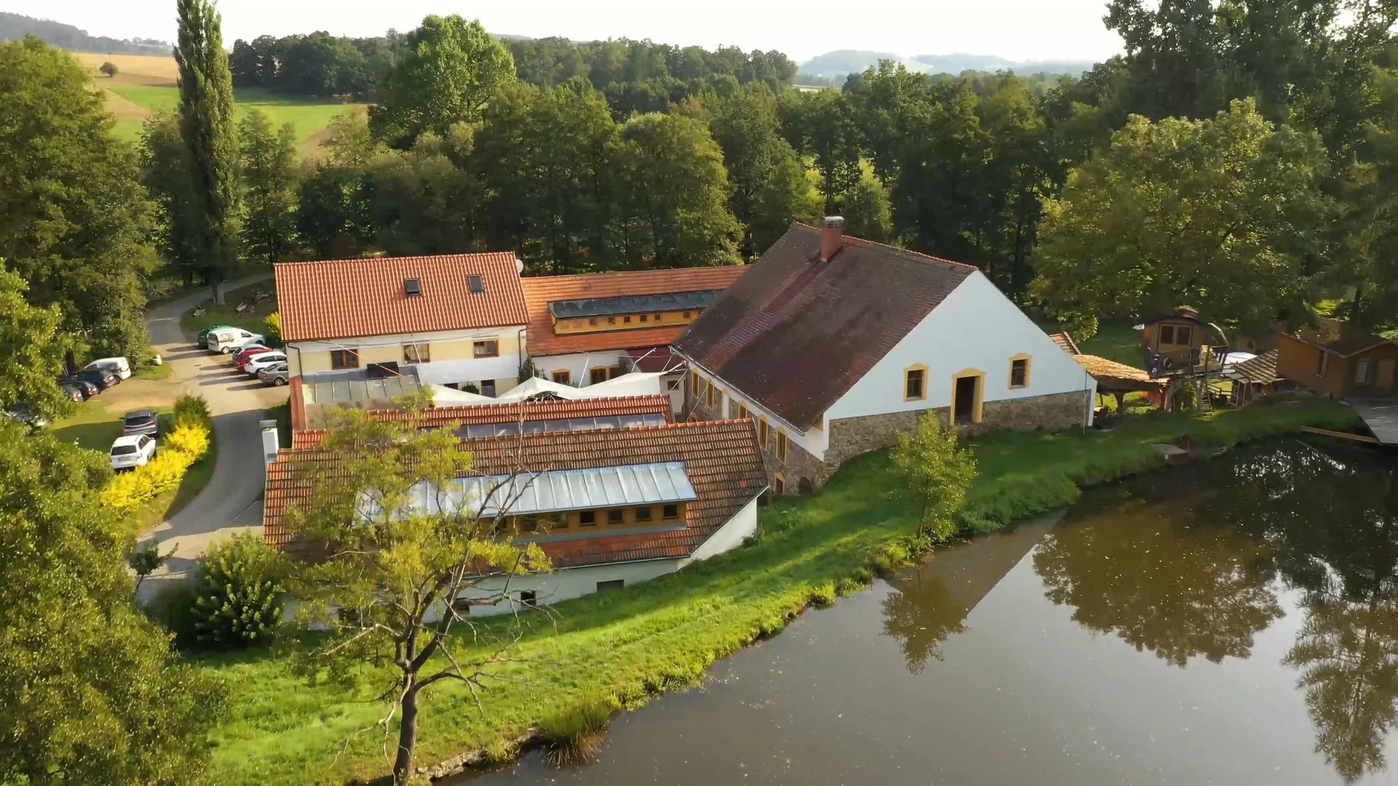 Pobyt v domku na stromě: úžasná romantika pro dva i nevšední zážitek pro děti