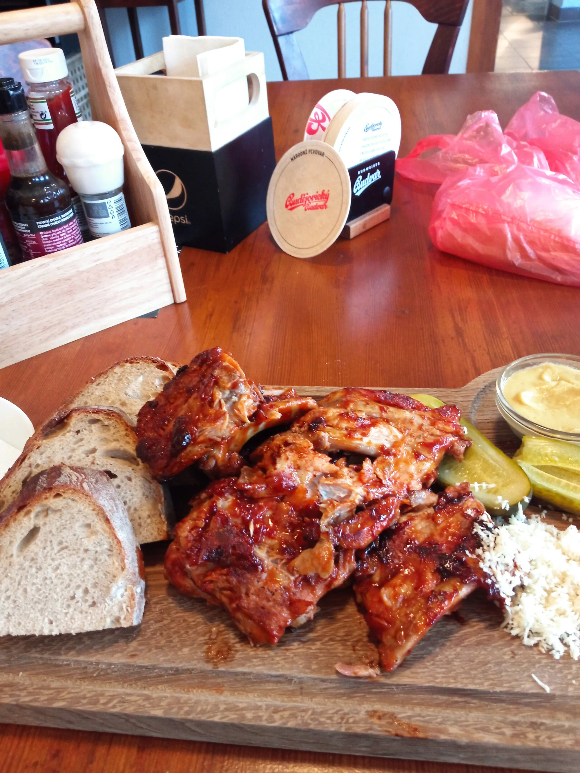 Pořádná hostina v restauraci Budějovický Budvar: 500 g grilovaných vepřových žebírek, omáčky a pečivo
