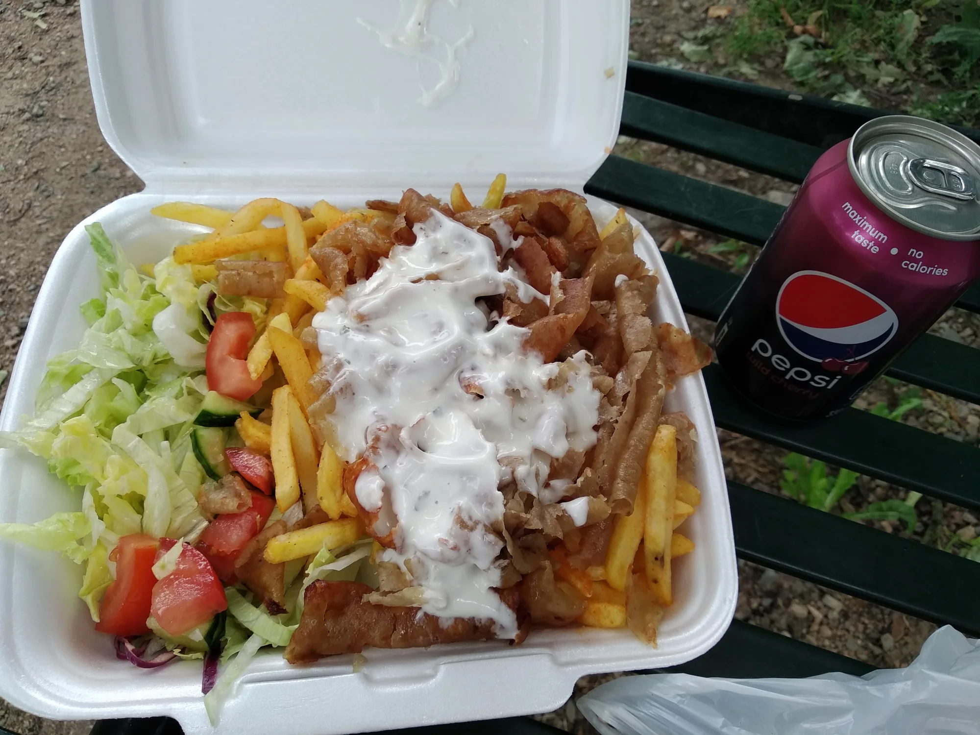 Pořádné jídlo: dürüm, döner, talíř kebabu s hranolky nebo falafel i s nápojem