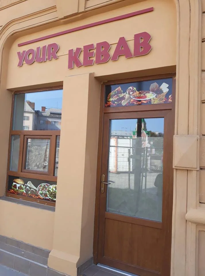 Pořádné jídlo: dürüm, döner, talíř kebabu s hranolky nebo falafel i s nápojem