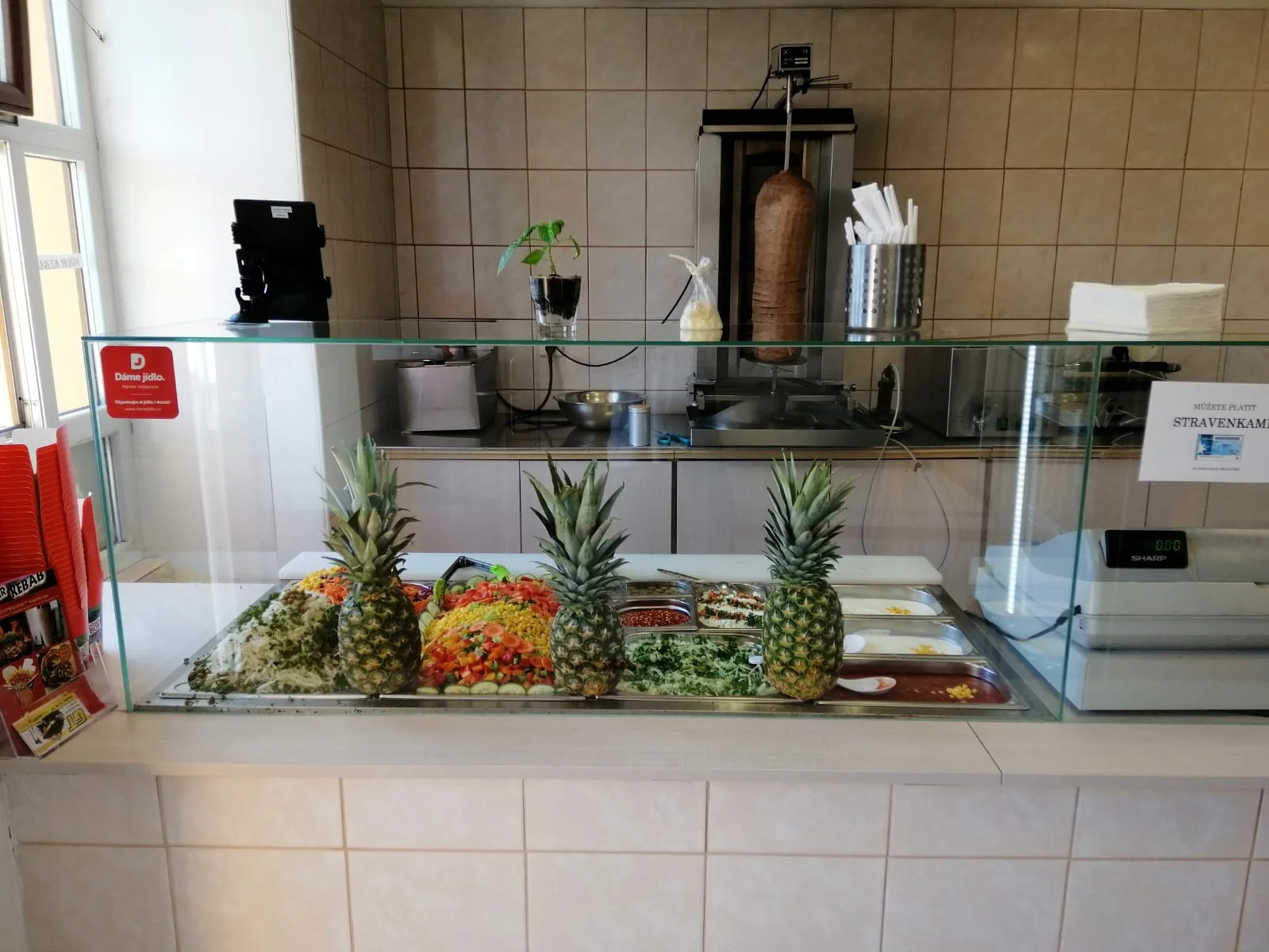 Pořádné jídlo: dürüm, döner, talíř kebabu s hranolky nebo falafel i s nápojem