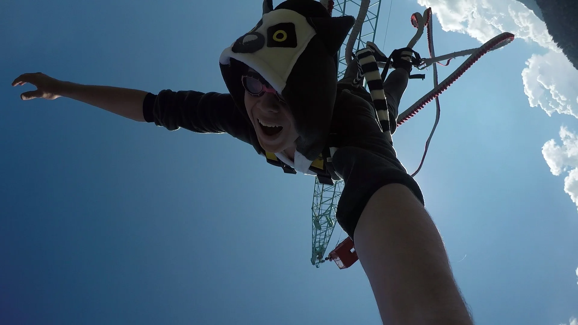 Užijte si pořádný adrenalin: bungee jumping z 90 m v polském městě Chorzów, sólo i tandem