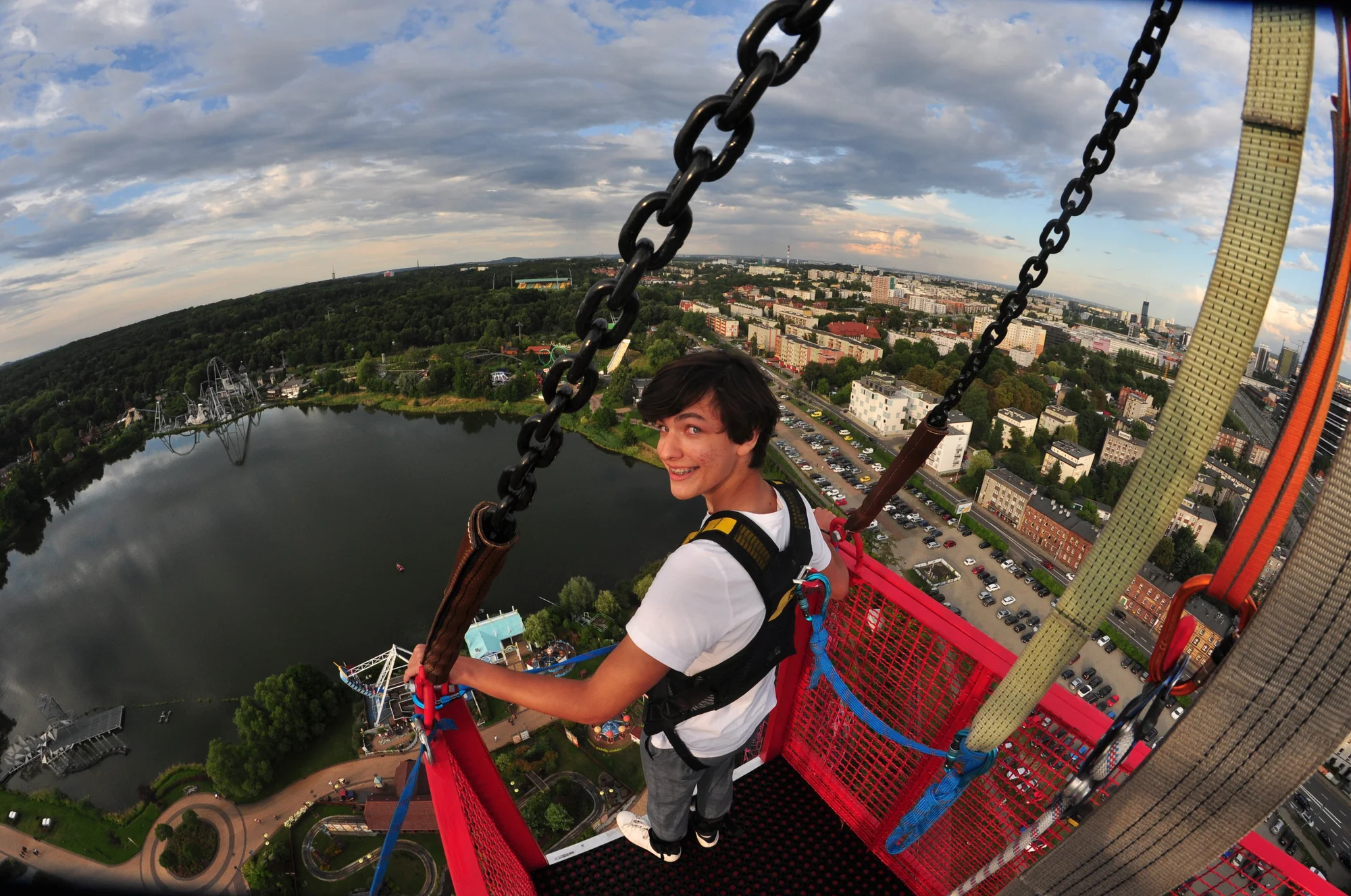 Užijte si pořádný adrenalin: bungee jumping z 90 m v polském městě Chorzów, sólo i tandem