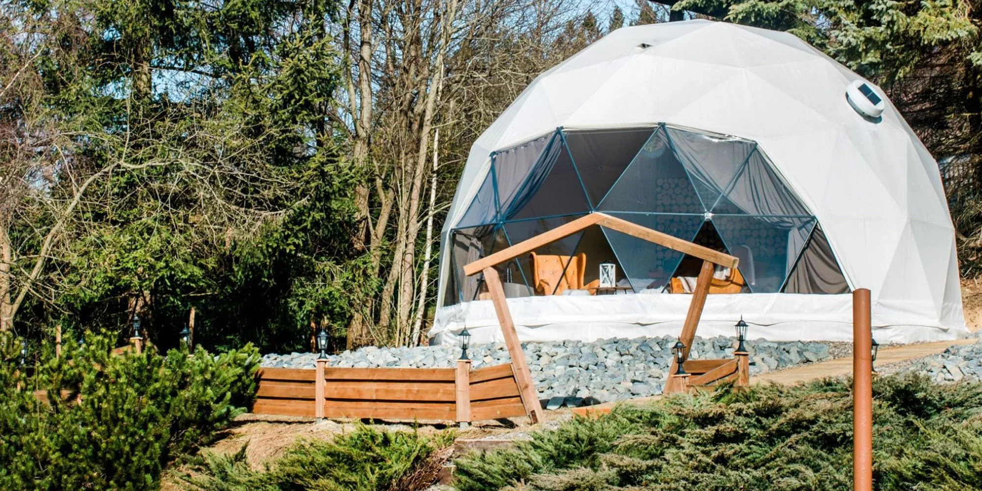 Glamping v Beskydech se snídaní i wellness: ubytování v luxusní kopuli, sauna a termální bazén