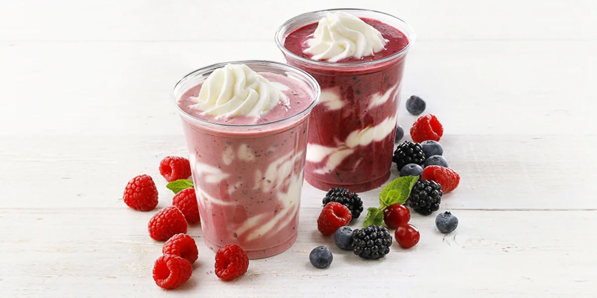 Koktejl z mraženého jogurtu: jahody, borůvky, maliny, lesní ovoce, mango