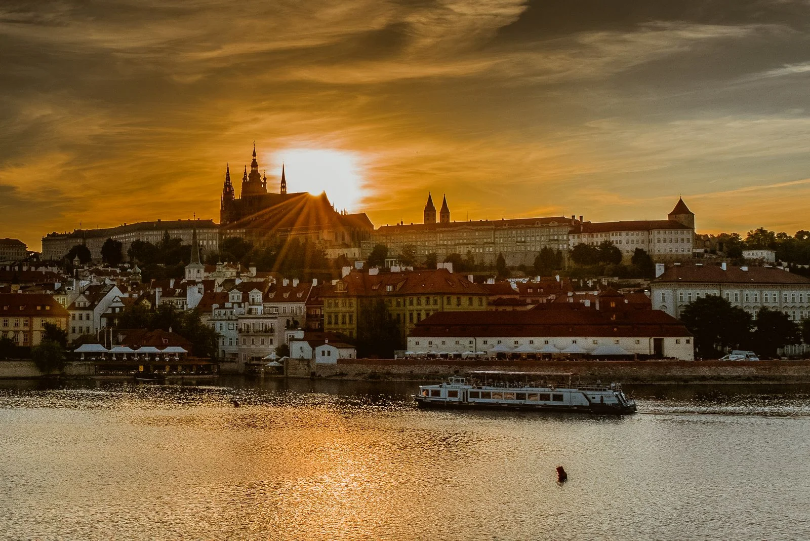 Velká vyhlídková plavba Prahou: 2 hodiny na palubě lodi pro dospělé i děti