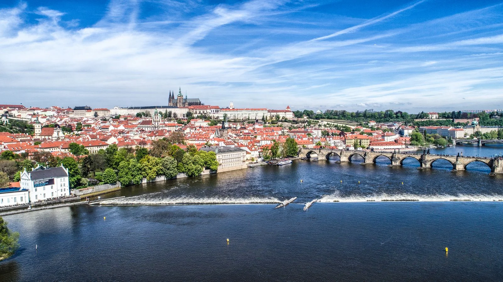 Velká vyhlídková plavba Prahou: 2 hodiny na palubě lodi pro dospělé i děti