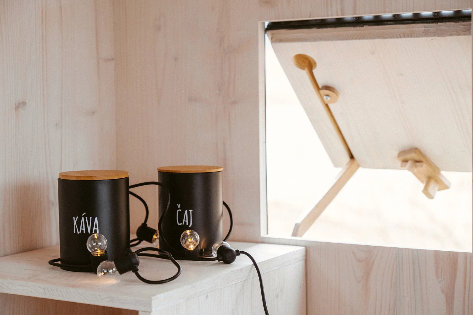 Samota a klid přímo u rybníka v posedu na Vysočině: minimalistický design a vůně dřeva