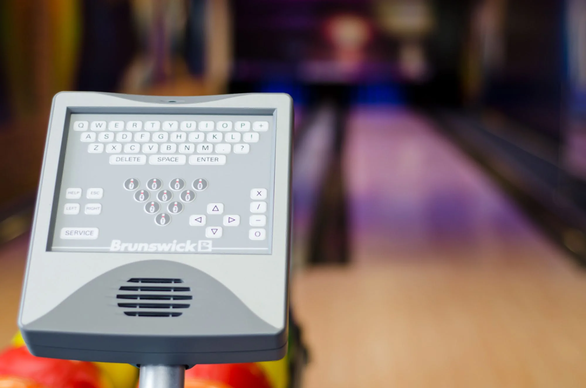 Vykutálená zábava: 1-2 hod. bowlingu na jedné dráze až pro 8 hráčů