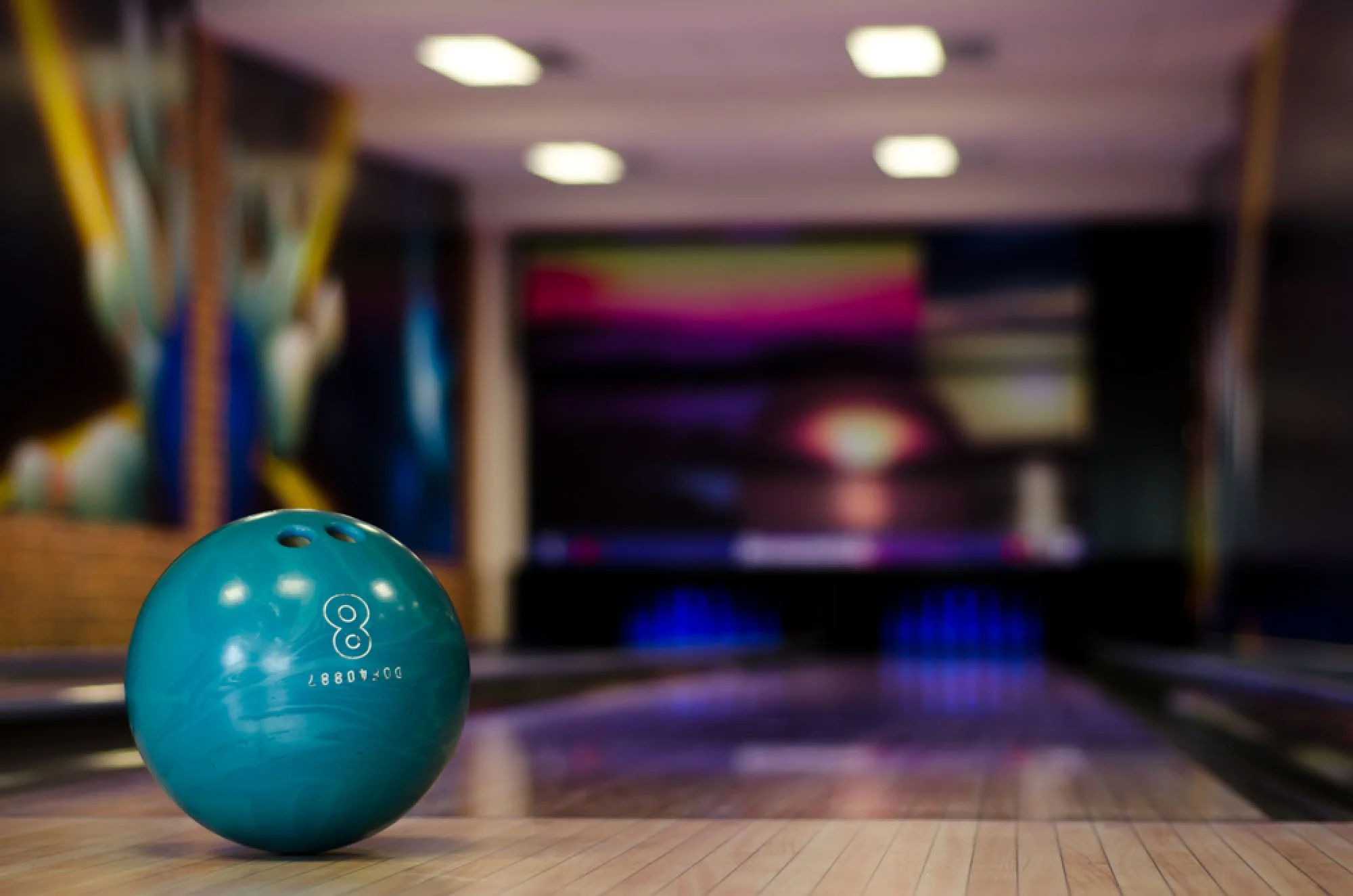 Vykutálená zábava: 1-2 hod. bowlingu na jedné dráze až pro 8 hráčů