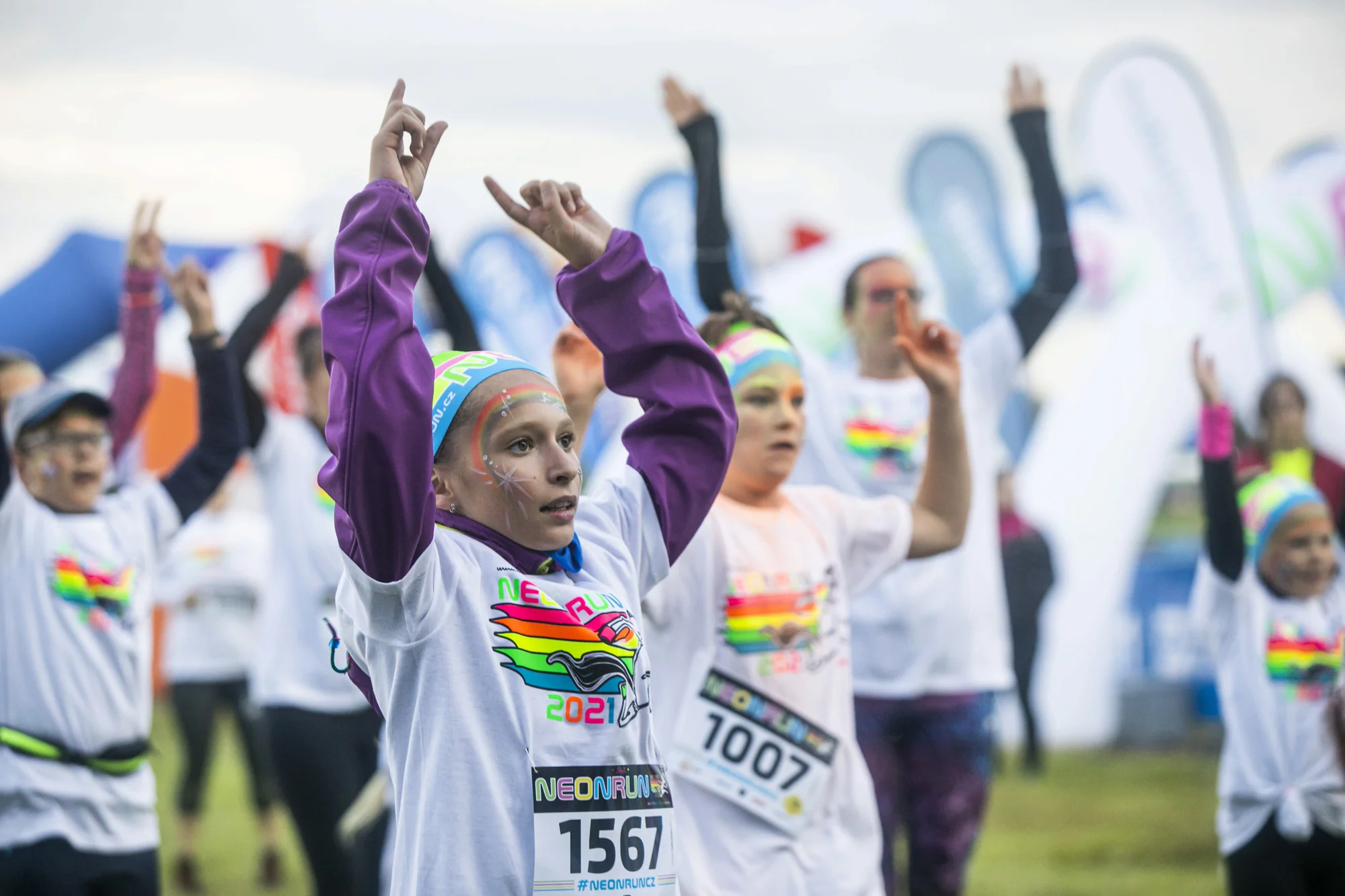 Neon Run: startovní balíček s čelenkou, svítící tyčí i medailí a bohatým občerstvením v cíli