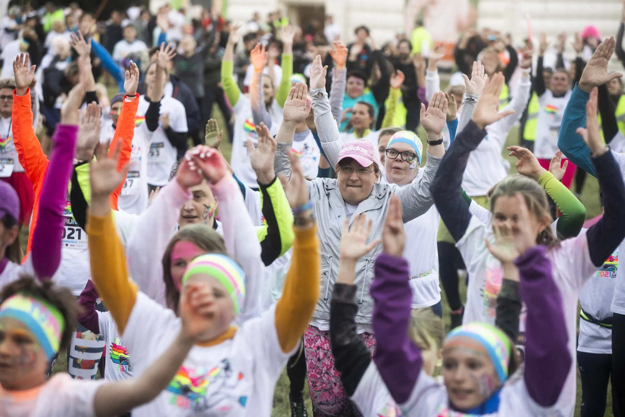 Neon Run: startovní balíček s čelenkou, svítící tyčí i medailí a bohatým občerstvením v cíli