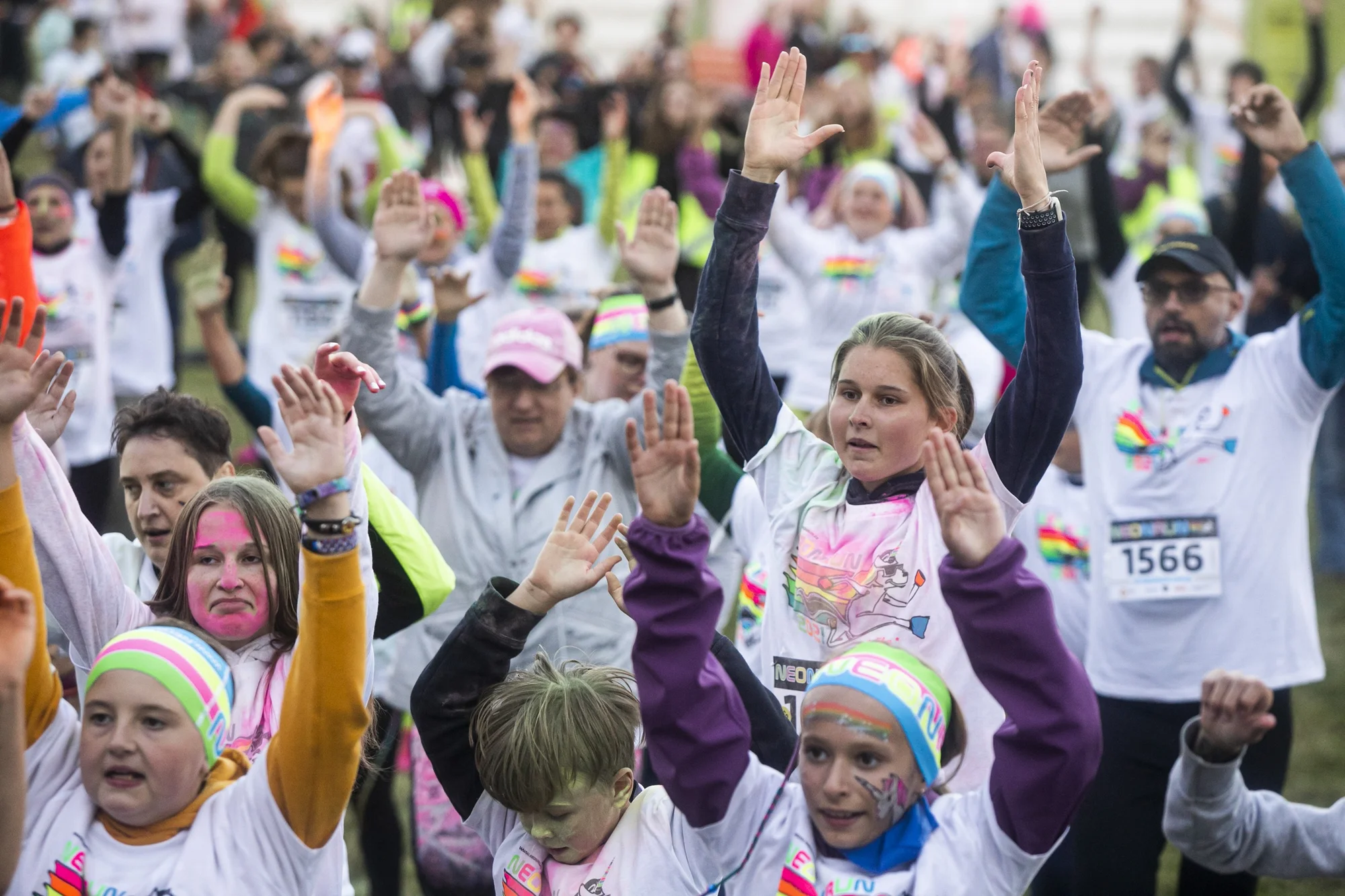 Neon Run: startovní balíček s čelenkou, svítící tyčí i medailí a bohatým občerstvením v cíli