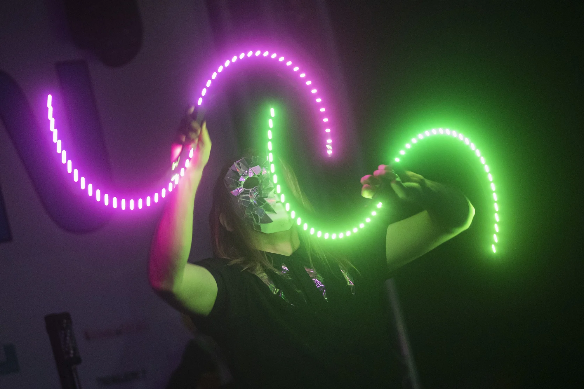 Neon Run: startovní balíček s čelenkou, svítící tyčí i medailí a bohatým občerstvením v cíli