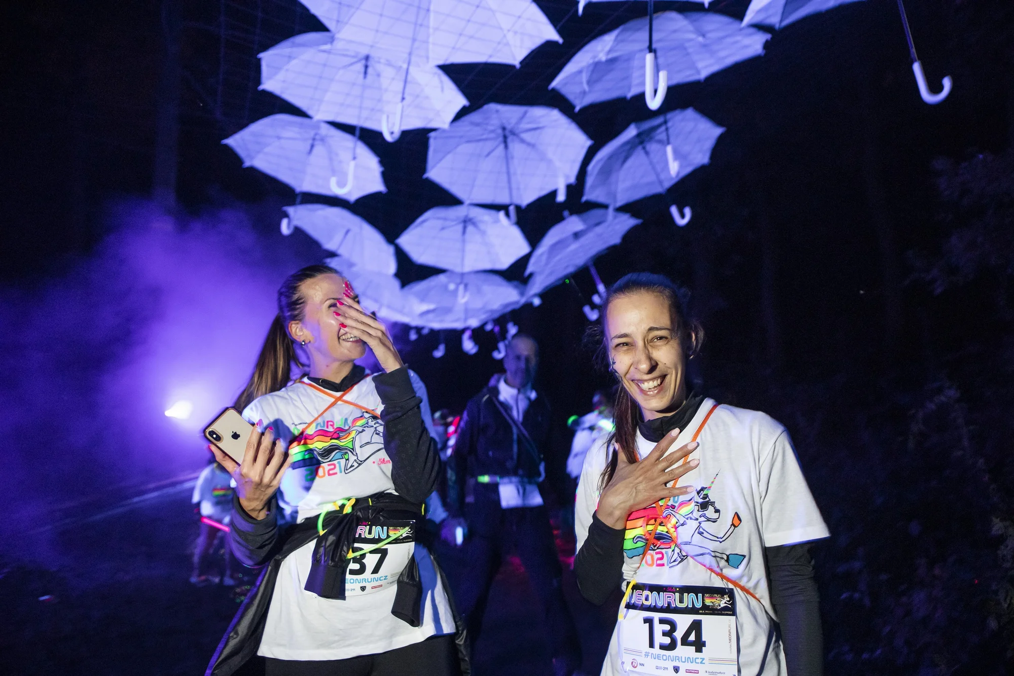 Neon Run: startovní balíček s čelenkou, svítící tyčí i medailí a bohatým občerstvením v cíli