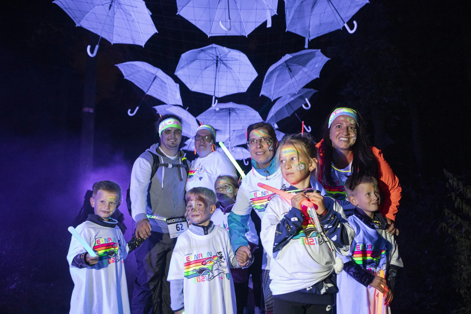 Neon Run: startovní balíček s čelenkou, svítící tyčí i medailí a bohatým občerstvením v cíli