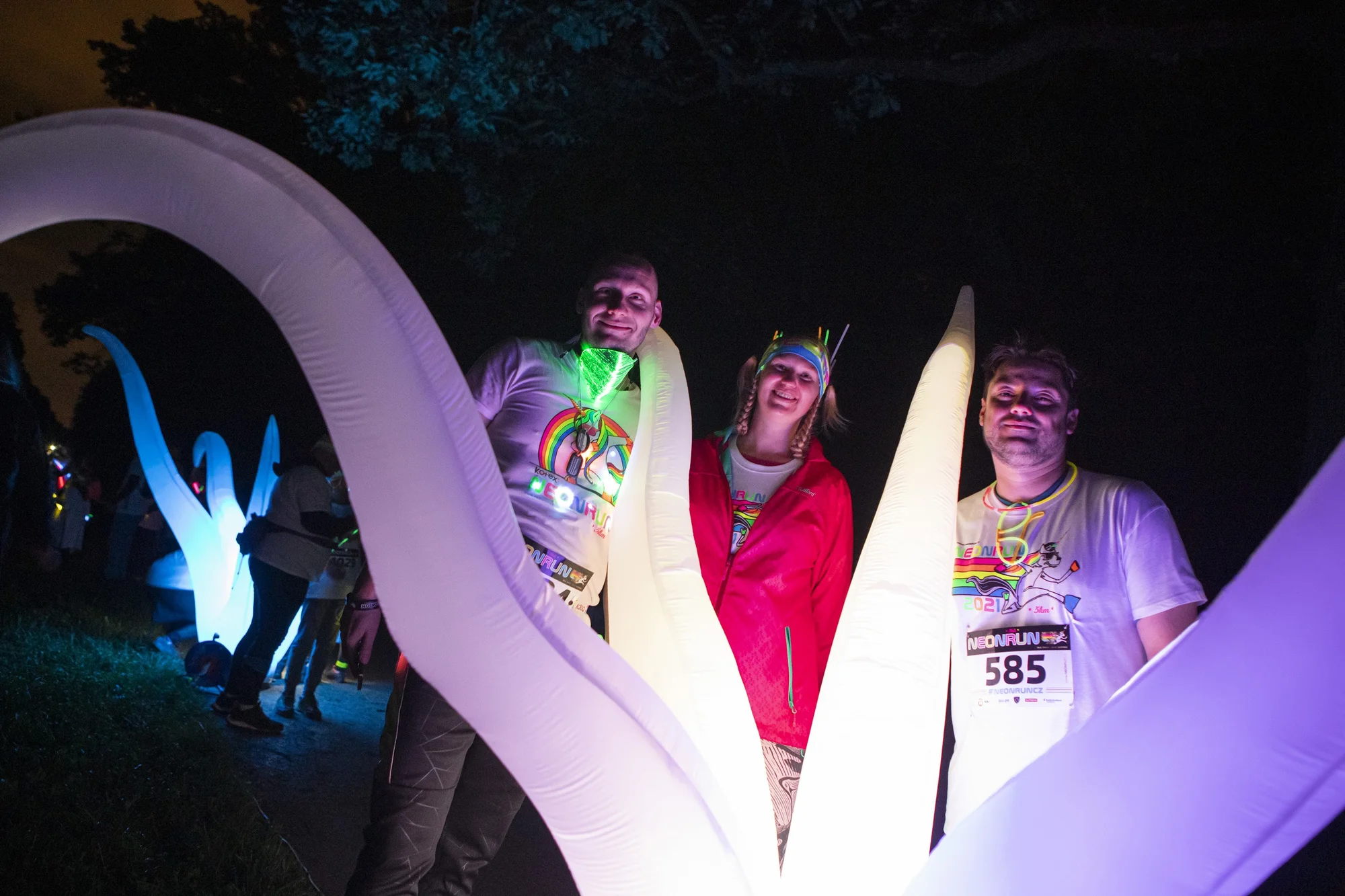 Neon Run: startovní balíček s čelenkou, svítící tyčí i medailí a bohatým občerstvením v cíli