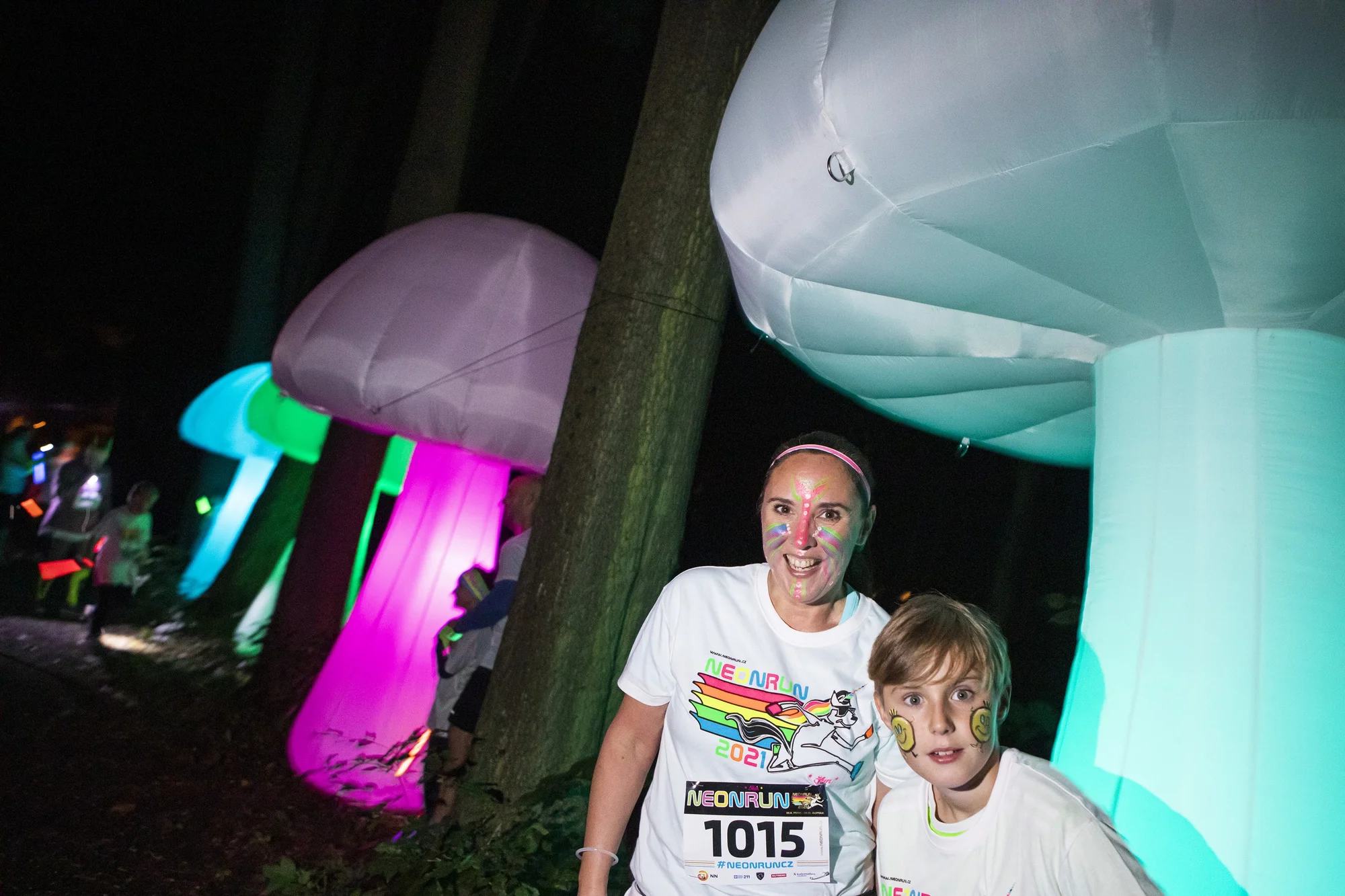 Neon Run: startovní balíček s čelenkou, svítící tyčí i medailí a bohatým občerstvením v cíli