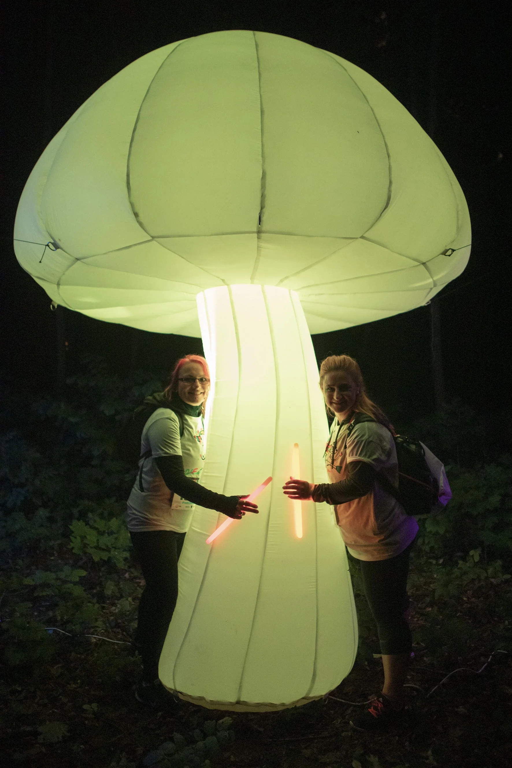 Neon Run: startovní balíček s čelenkou, svítící tyčí i medailí a bohatým občerstvením v cíli