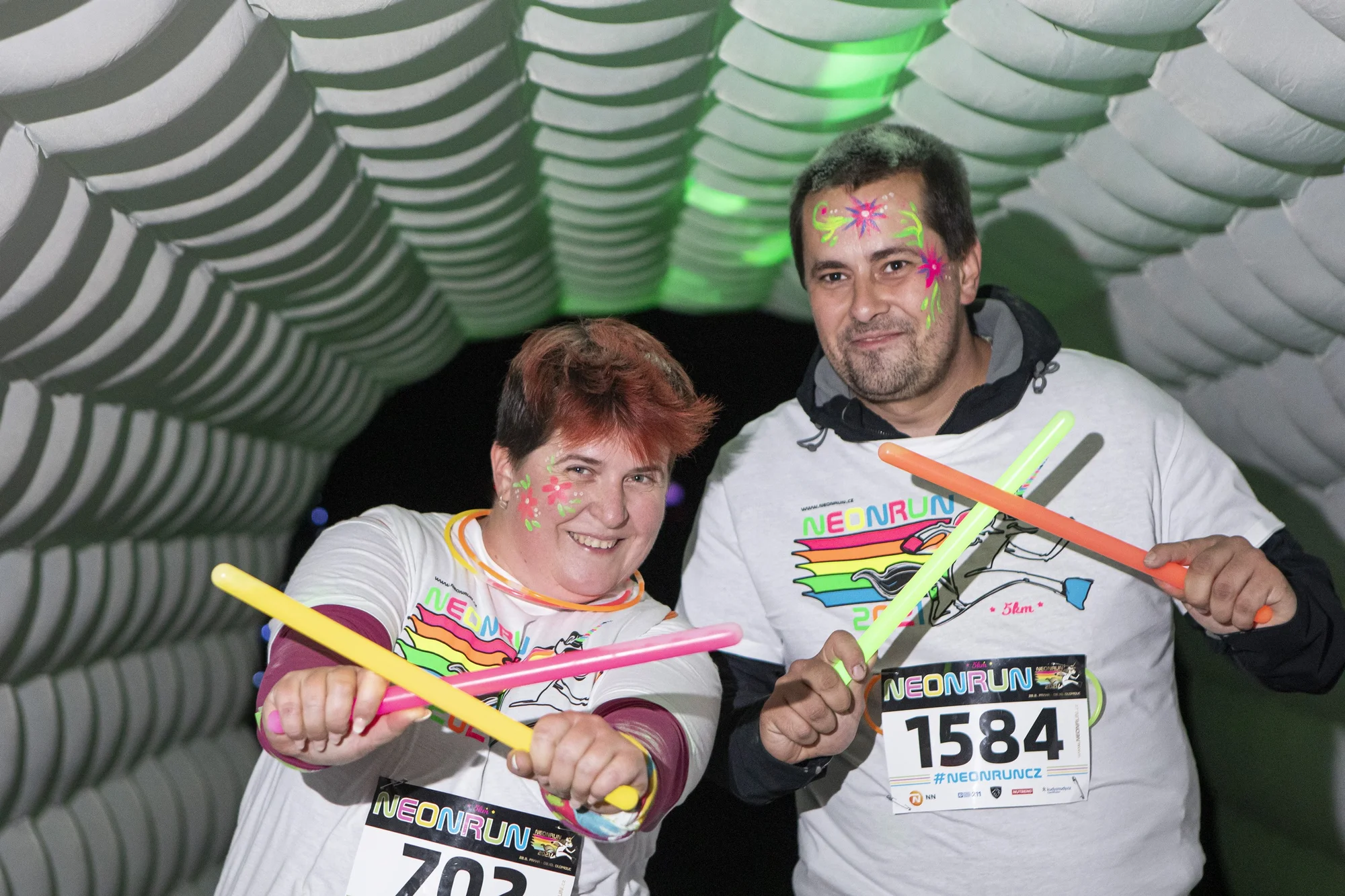 Neon Run: startovní balíček s čelenkou, svítící tyčí i medailí a bohatým občerstvením v cíli