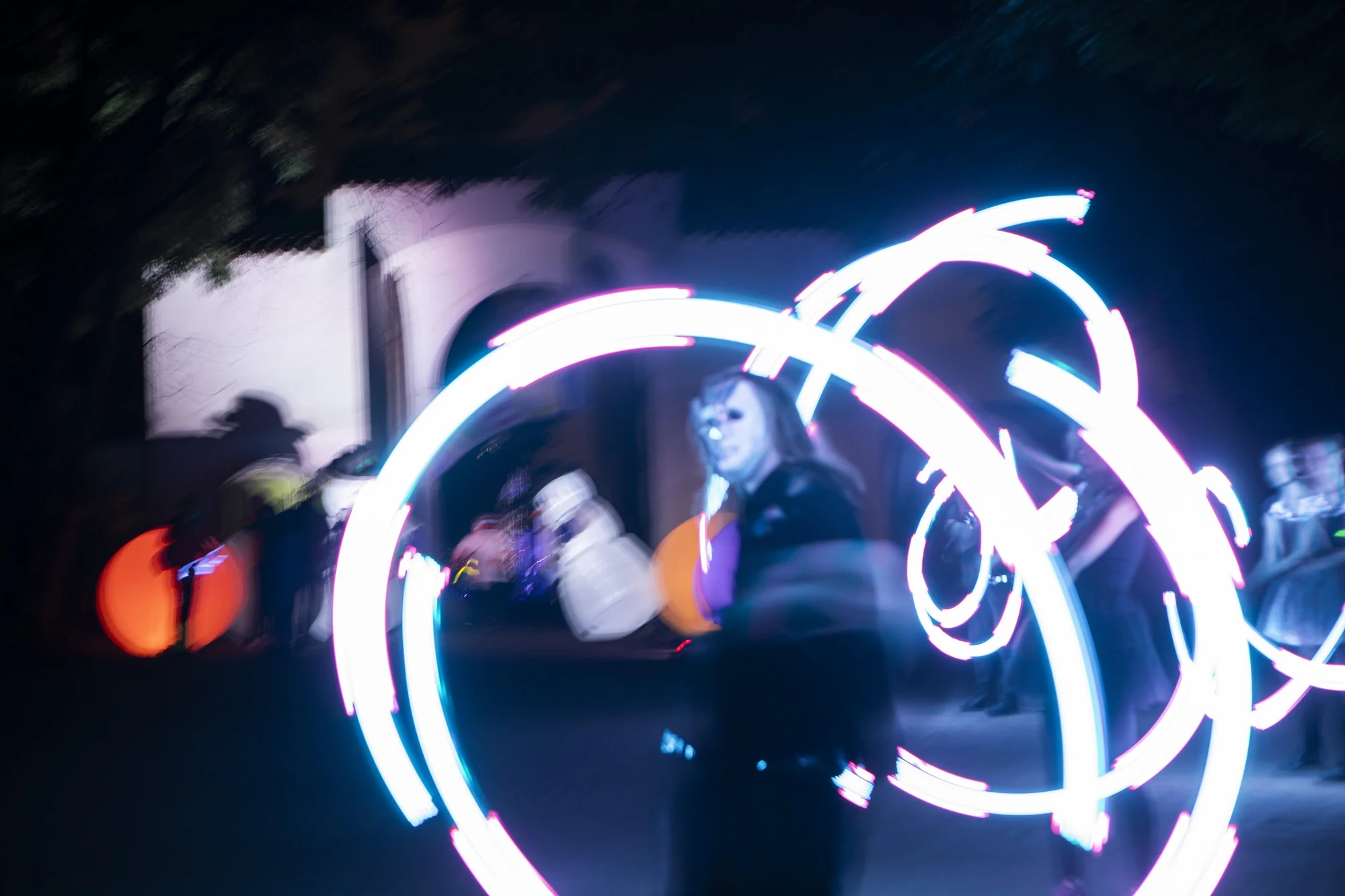 Neon Run: startovní balíček s čelenkou, svítící tyčí i medailí a bohatým občerstvením v cíli
