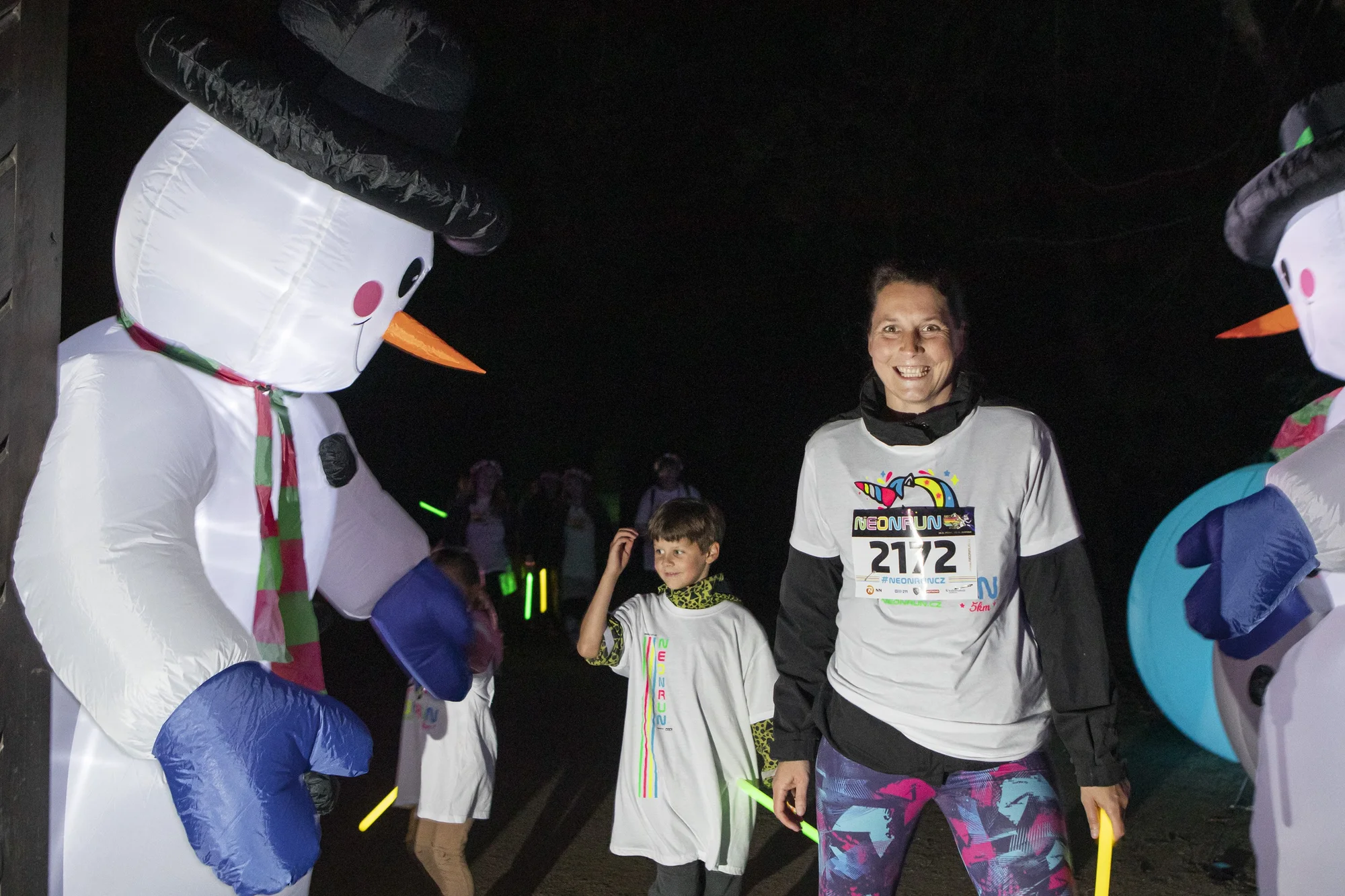 Neon Run: startovní balíček s čelenkou, svítící tyčí i medailí a bohatým občerstvením v cíli