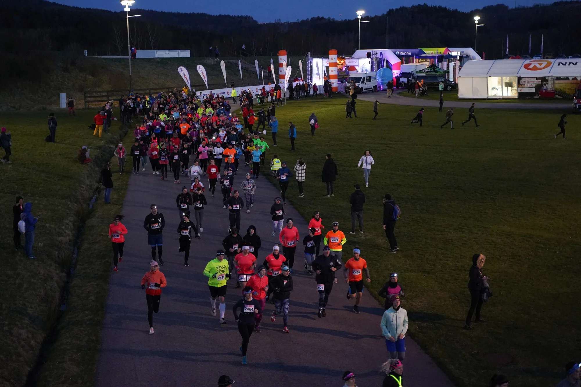 Night Run ve městě dle výběru: startovné na jeden z nej nočních běhů i občerstvení na trase