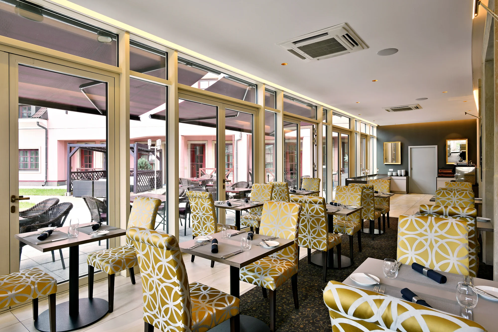 Bohatá bufetová snídaně v 5* hotelové restauraci pro 1 či 2 osoby, o víkendu i s proseccem