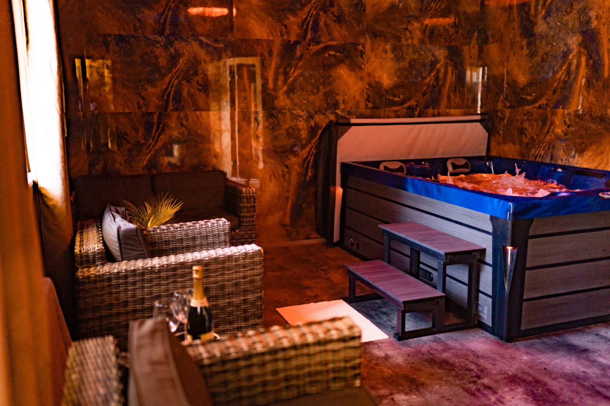 Celý večer a noc v privátním wellness pro 2 osoby: vířivka, sauna, postel i kuchyňka