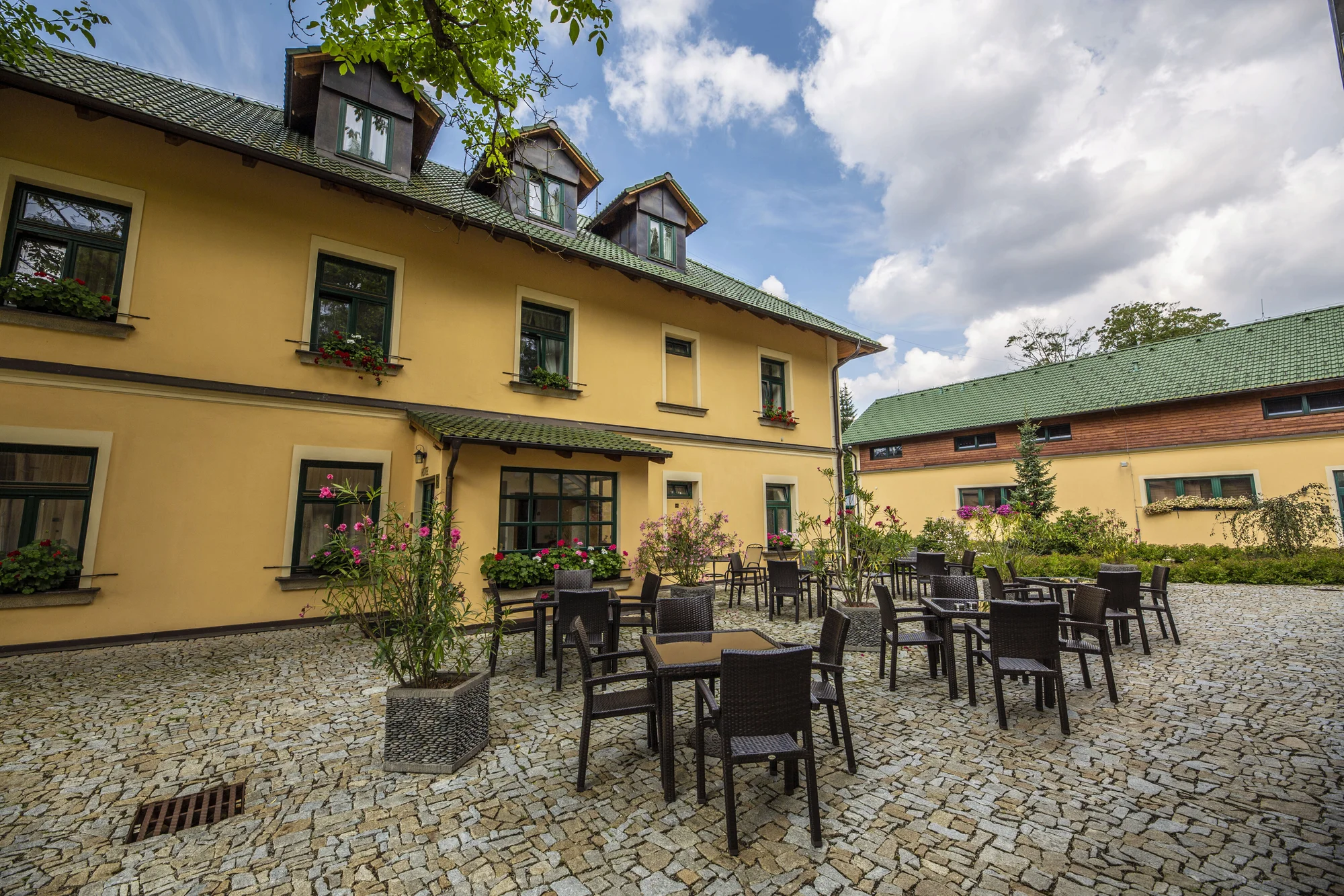 4* Resort Johanka či treehouse na Vysočině: polopenze, vířivka, sauna a dřevěné sudy