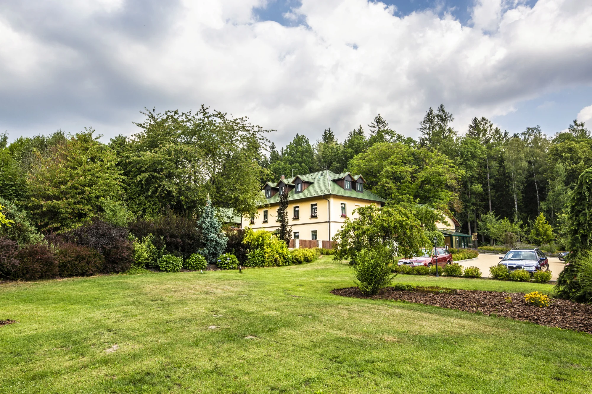 4* Resort Johanka či treehouse na Vysočině: polopenze, vířivka, sauna a dřevěné sudy