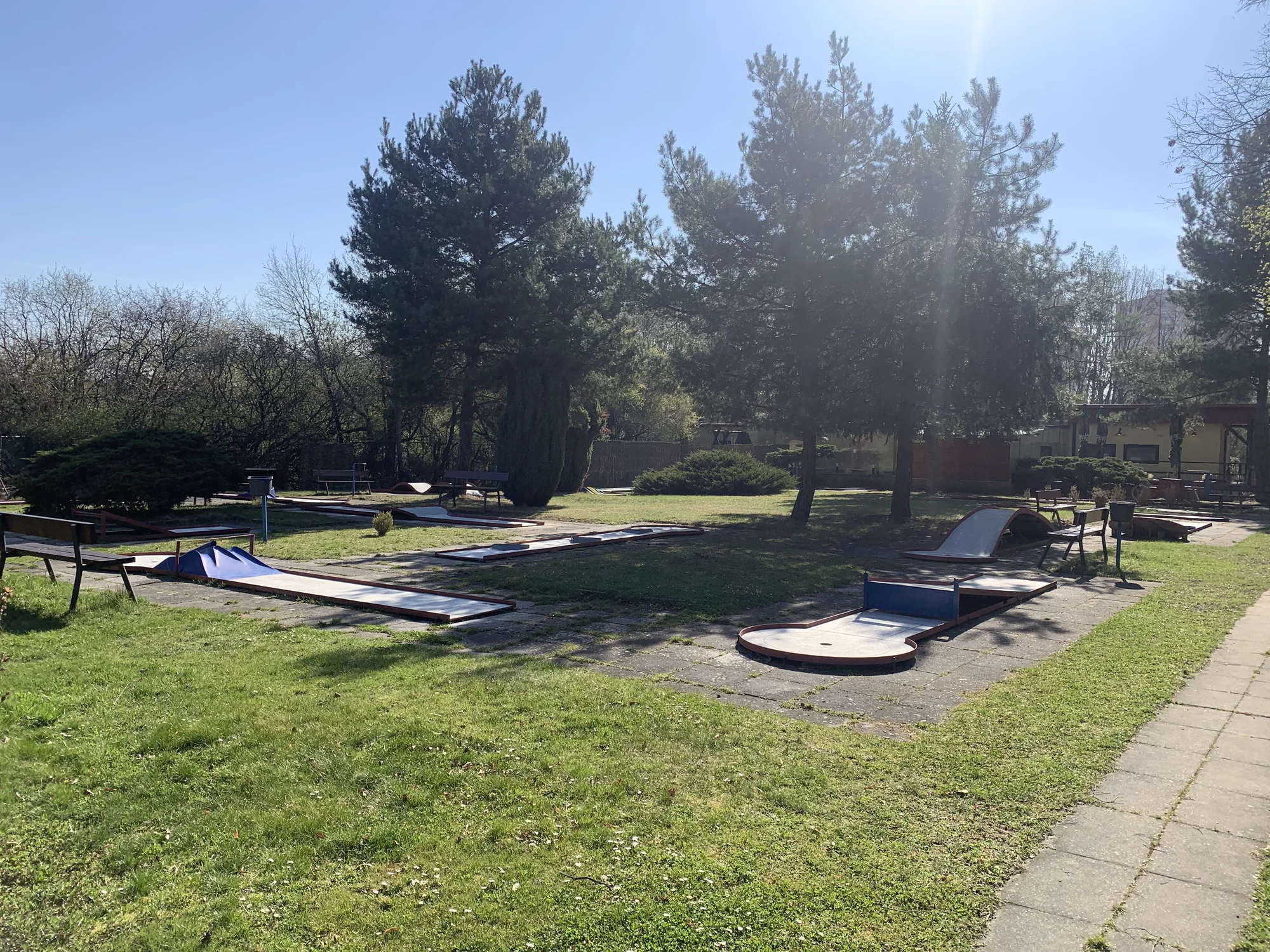 Minigolf o 36 jamkách: zábavná hra pro 2 osoby i rodinu