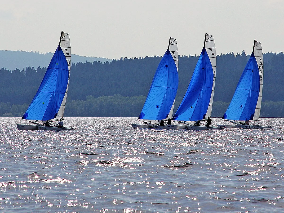 Jachting na Lipně pro 1 či 2 osoby: 2hodinová plavba na katamaránu se základním výcvikem