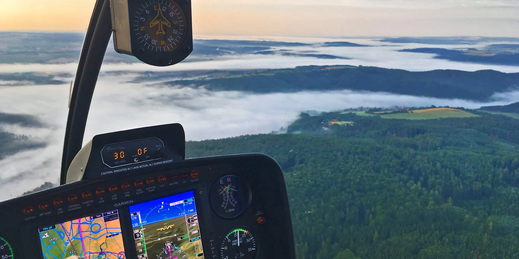 Vzrušující let vrtulníkem pro 1–5 osob: 18, 20 nebo 30 min. v oblacích