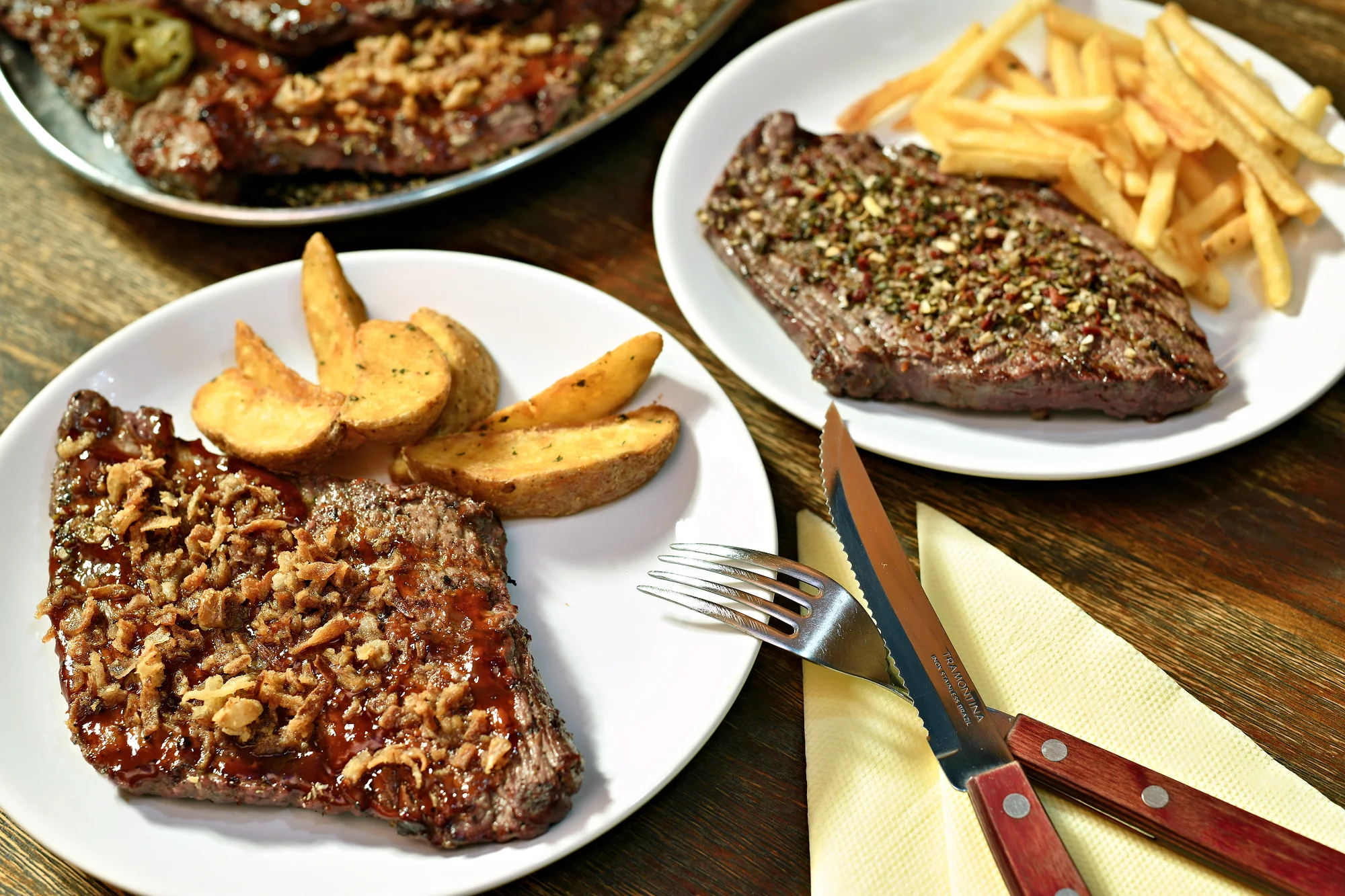 Malostranská hostina: grilované kuřecí a vepřové maso nebo uruguayský hovězí steak na 3 způsoby