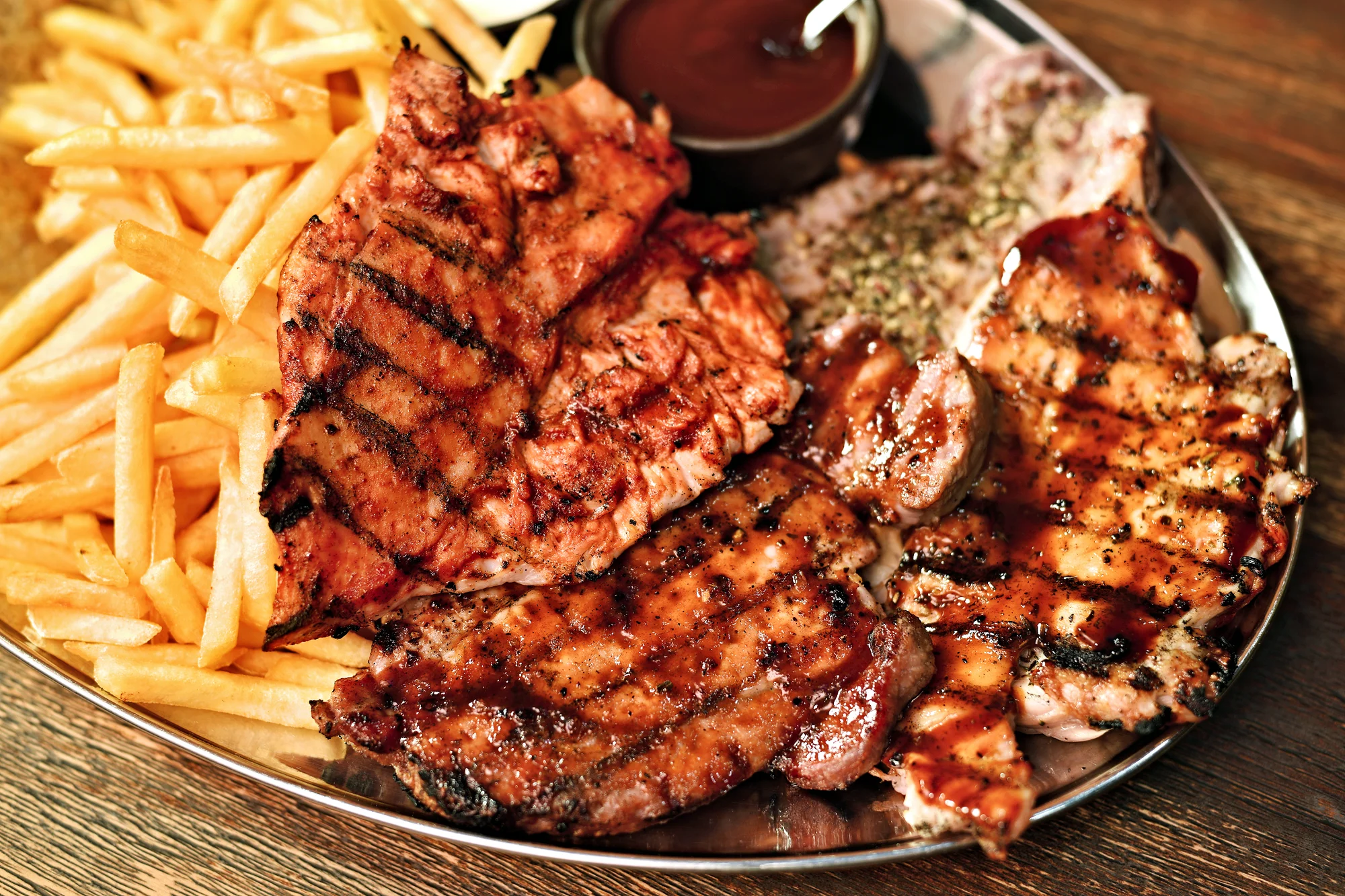 Malostranská hostina: grilované kuřecí a vepřové maso nebo uruguayský hovězí steak na 3 způsoby