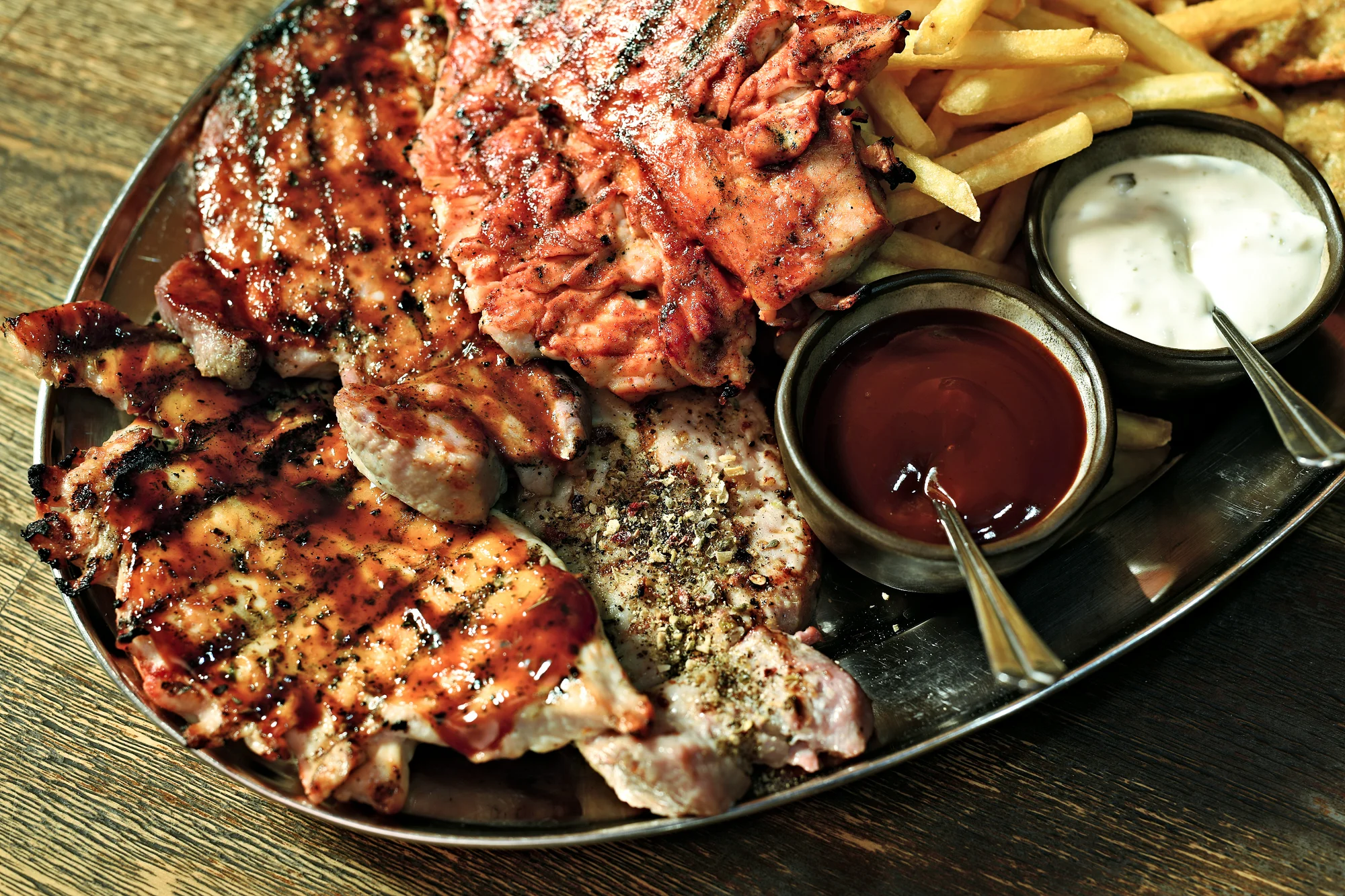 Malostranská hostina: grilované kuřecí a vepřové maso nebo uruguayský hovězí steak na 3 způsoby