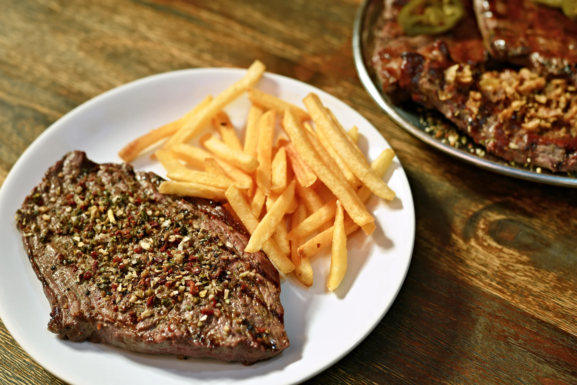 Malostranská hostina: grilované kuřecí a vepřové maso nebo uruguayský hovězí steak na 3 způsoby