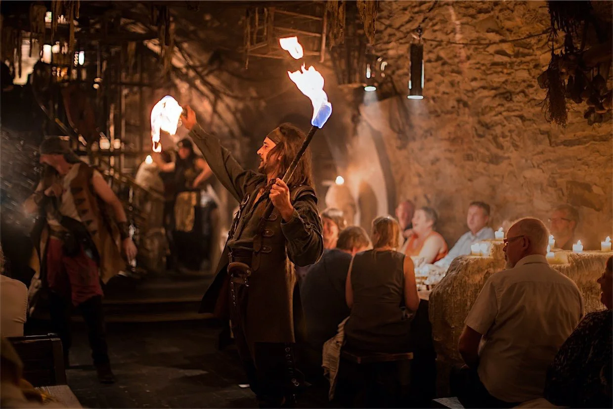 K Pavoukovi na středověké hody: historická show, pětichodové menu a neomezené nápoje