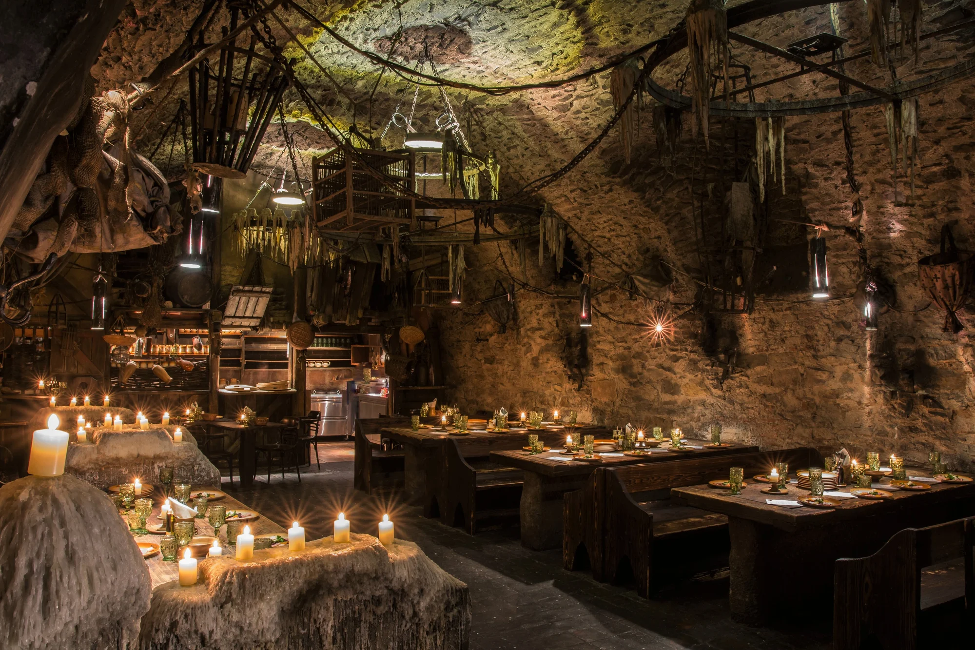 V týdnu i o víkendu na historickou show: bohaté tříchodové menu a neomezené nápoje