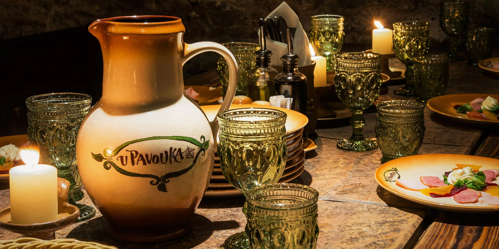 V týdnu i o víkendu na historickou show: bohaté tříchodové menu a neomezené nápoje