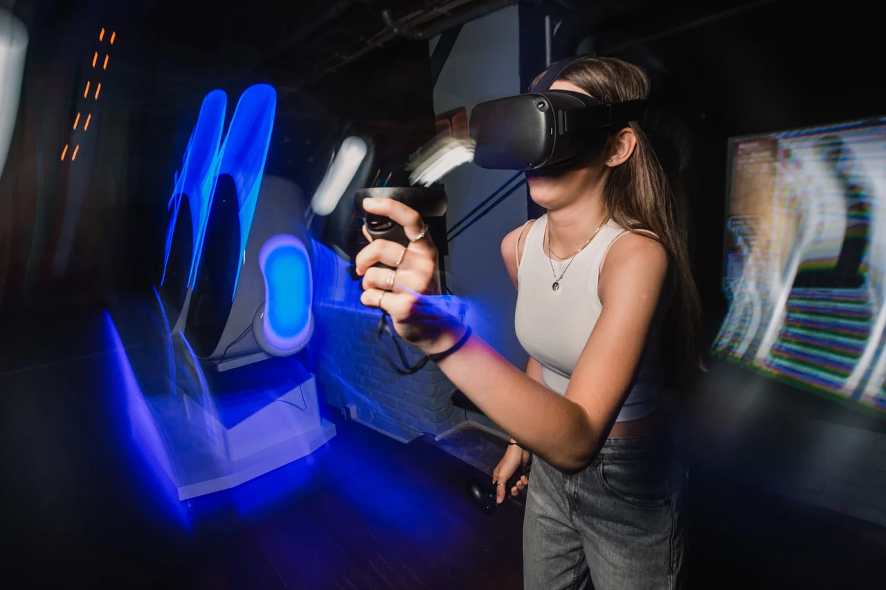 50 - 100 minut zábavy pro 2-4 hráče: virtuální realita, 9D kino, střelecký simulátor a postřehové hry