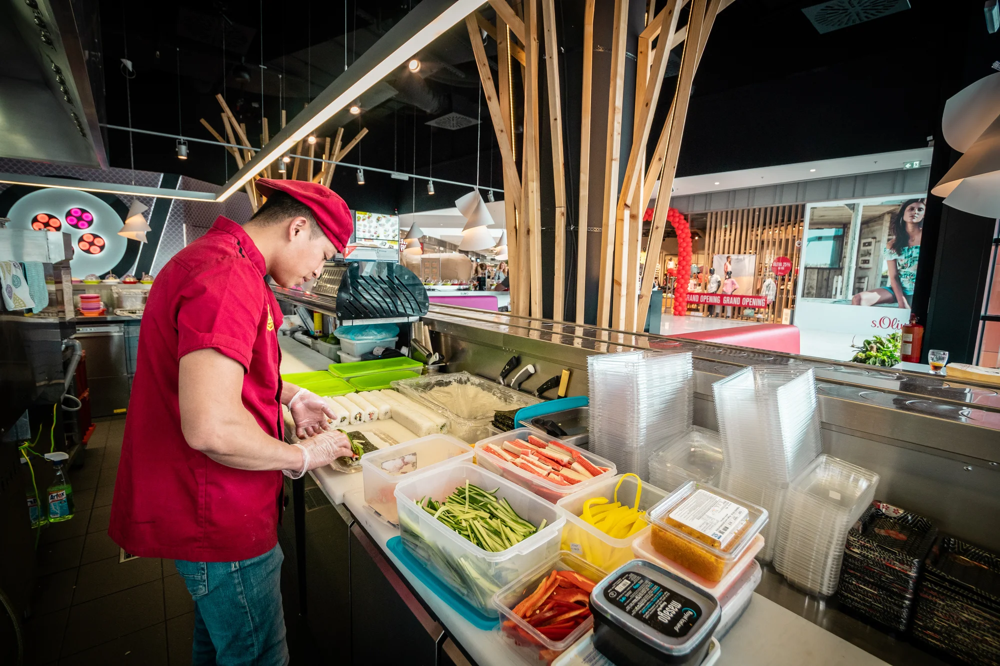 Sushi sety s rolkami maki, nigiri, krevetami, závitky, saláty i ovocem
