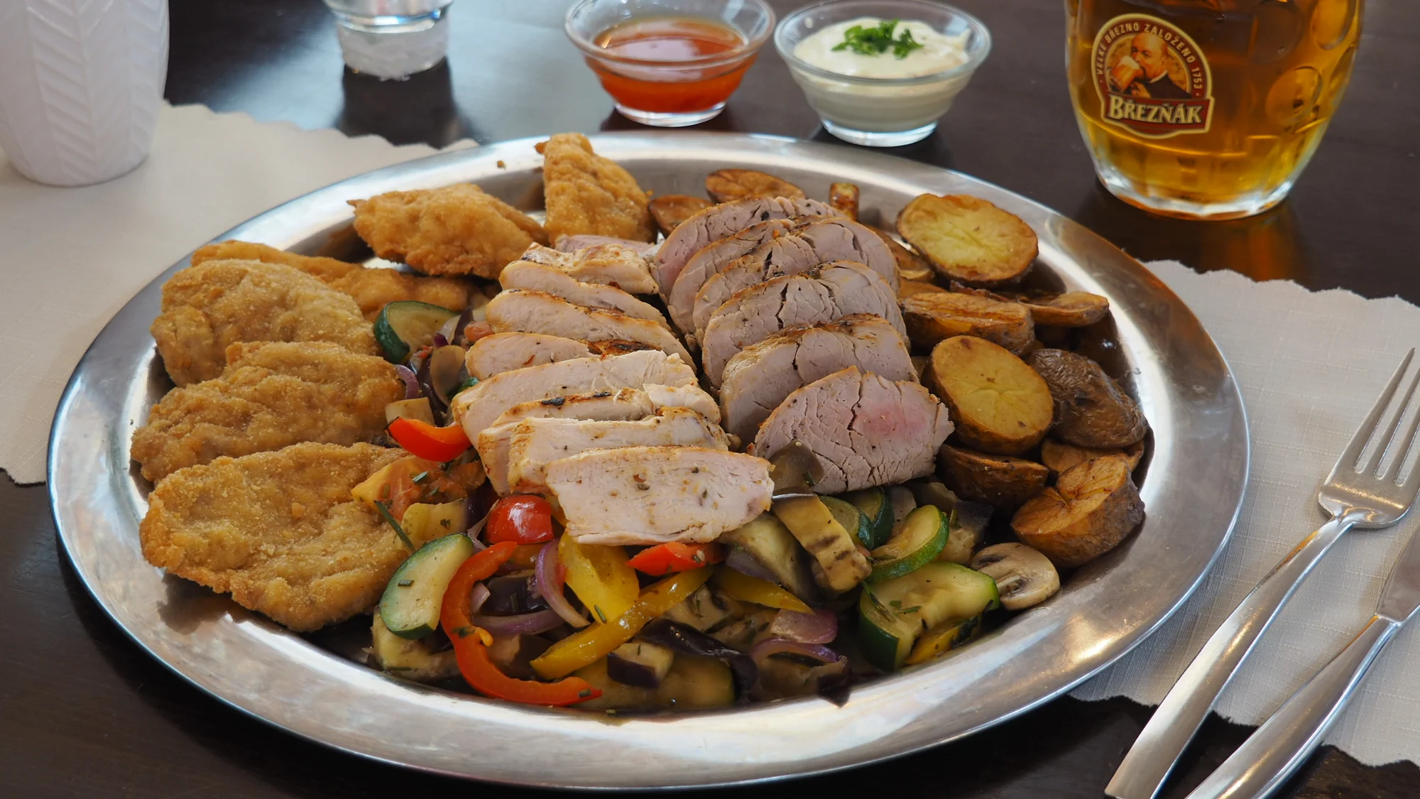 Masový talíř ve sklepní restauraci Baroko: řízky i plátky panenky a kuřecího