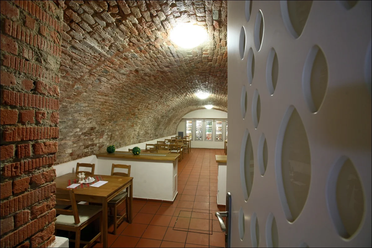 Masový talíř ve sklepní restauraci Baroko: řízky i plátky panenky a kuřecího