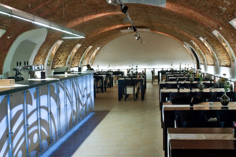 Masový talíř ve sklepní restauraci Baroko: řízky i plátky panenky a kuřecího