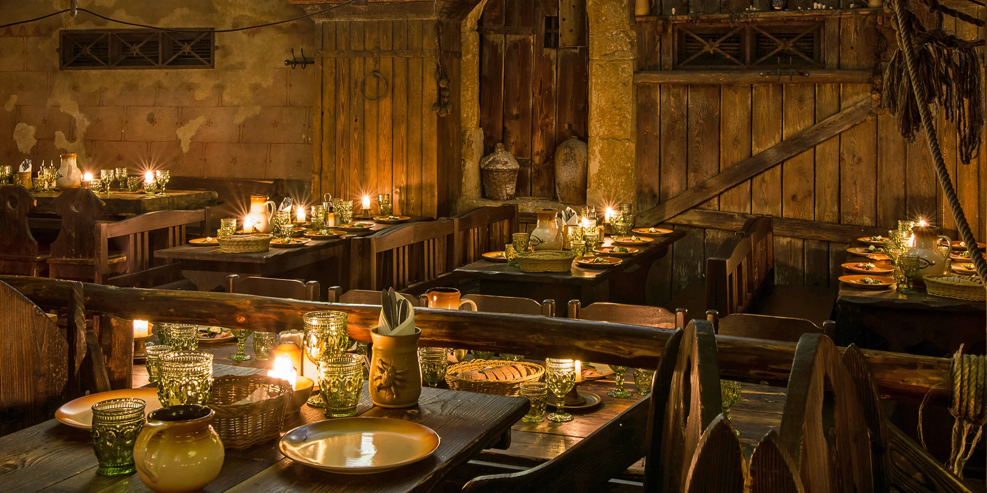 Historická show, 5chodové menu a neomezené nápoje